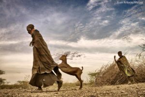 Anciana y cabra turkana Kenia
