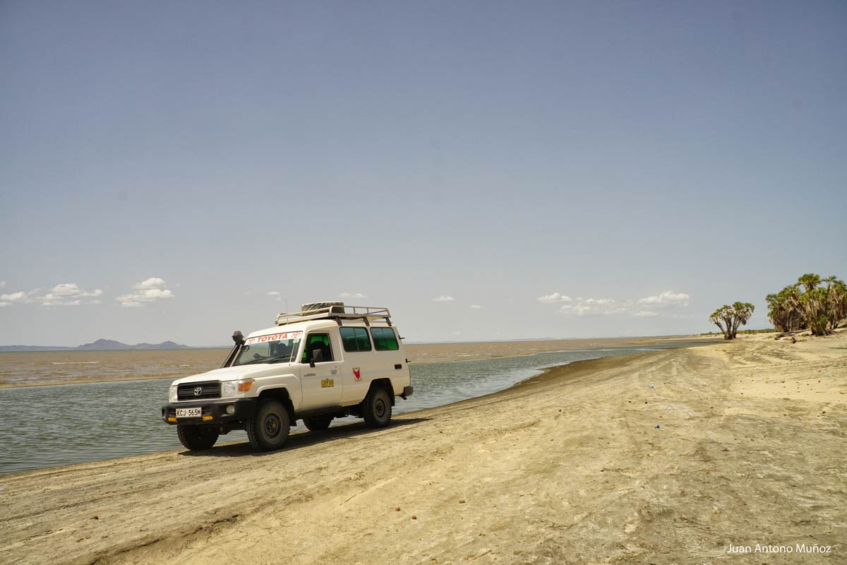 Coche en llago Kenia