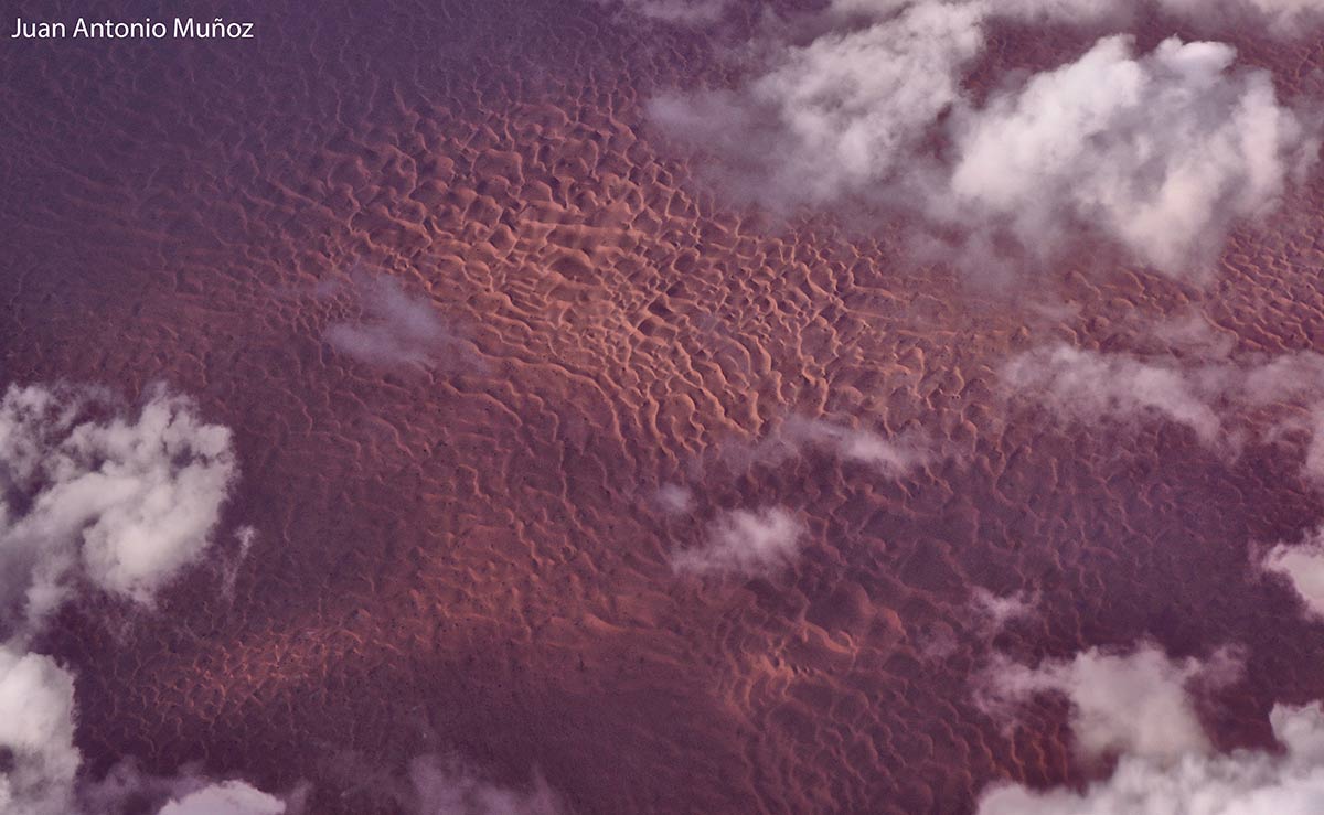 Dunas y nubes en el Sahara