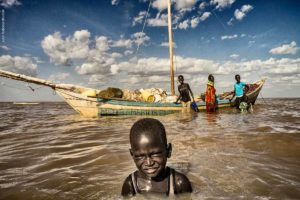 Pescador lago Turkana Kenia