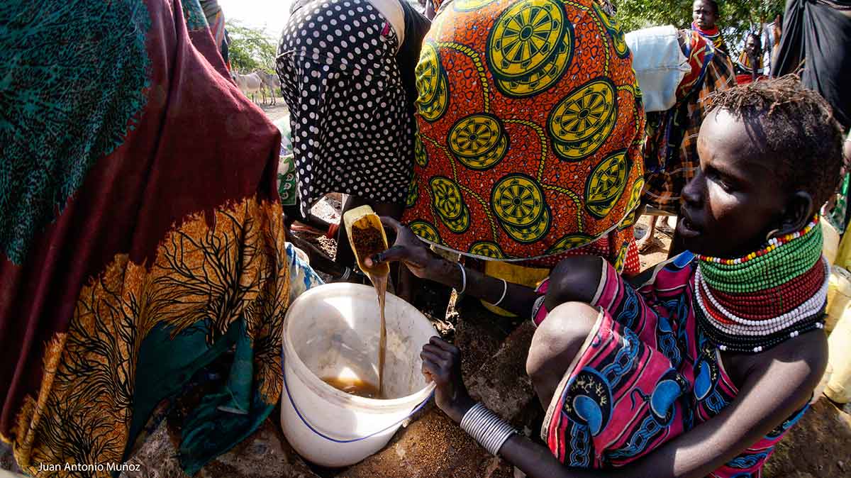 Recogiendo agua Kenia