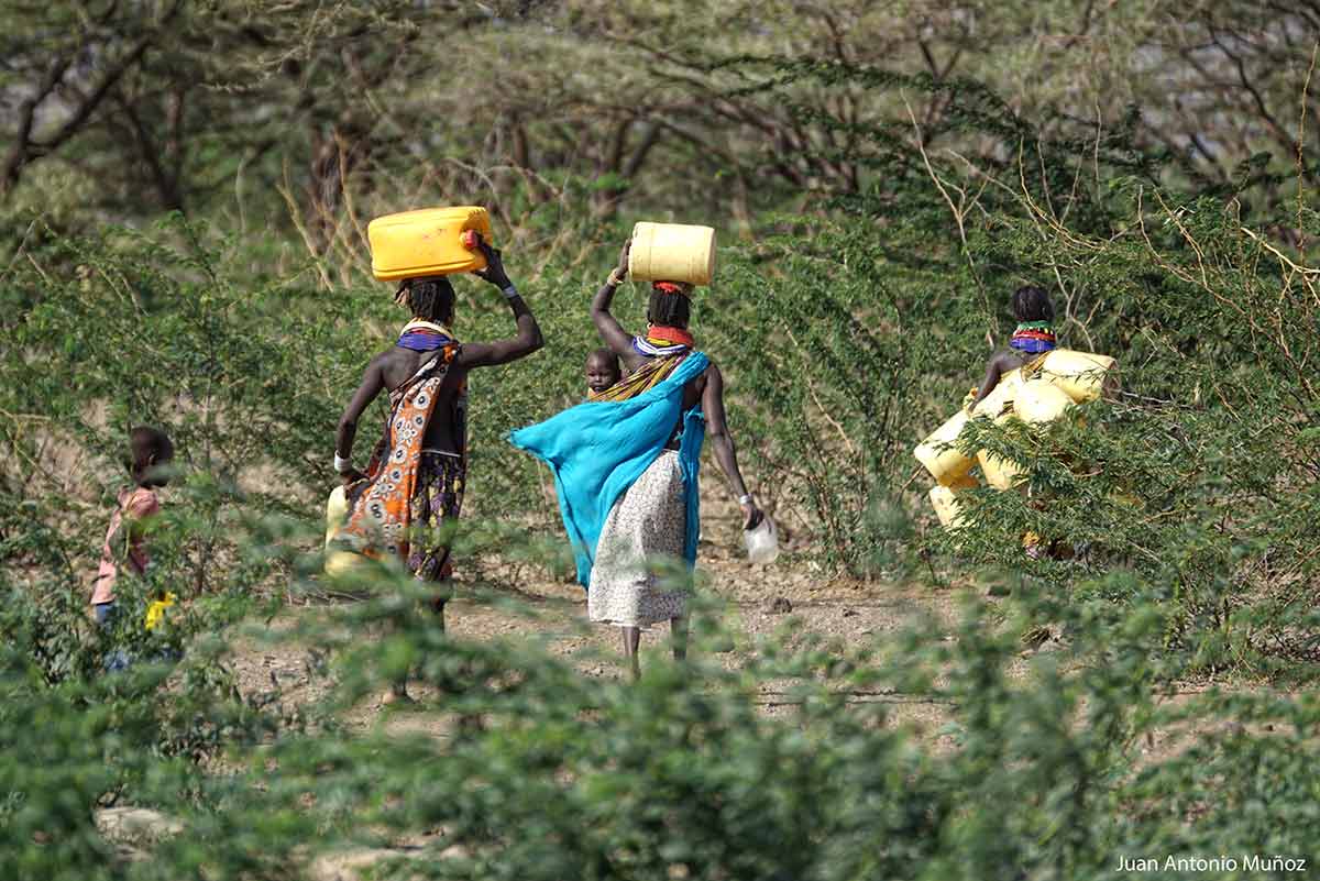 Transportando agua Kenia
