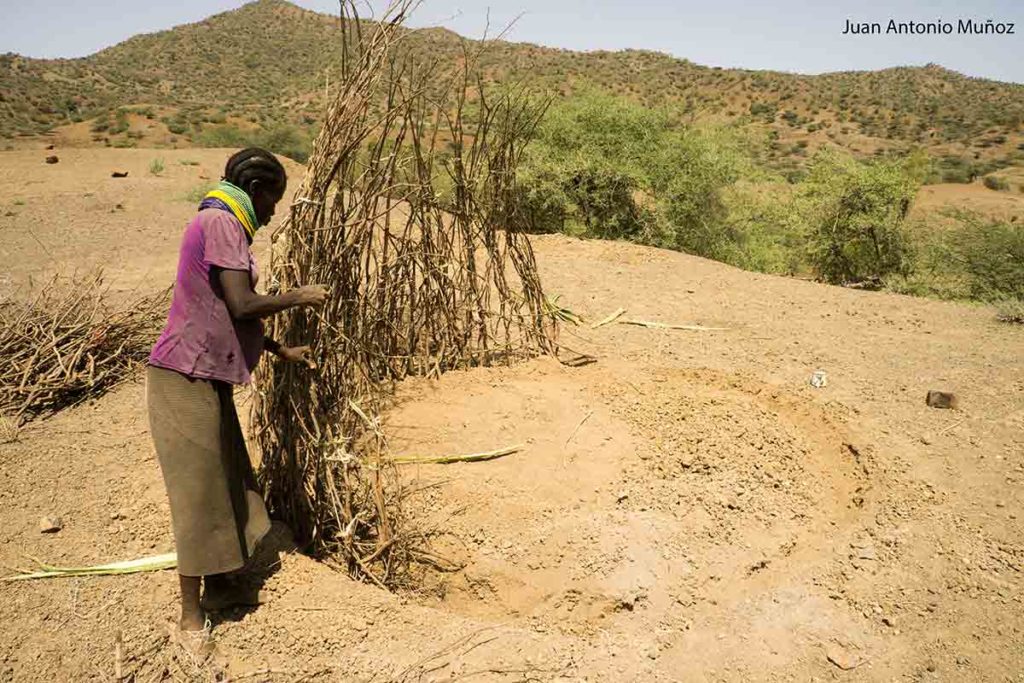 Construyendo choza Kenia