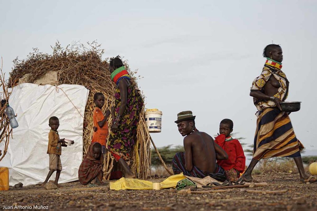 Familia turkana en choza Kenia