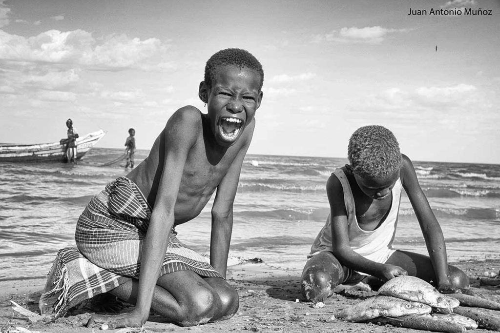 Limpiando pescado Kenia