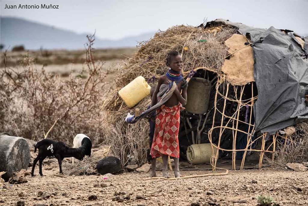 Niña turkana en choza Kenia