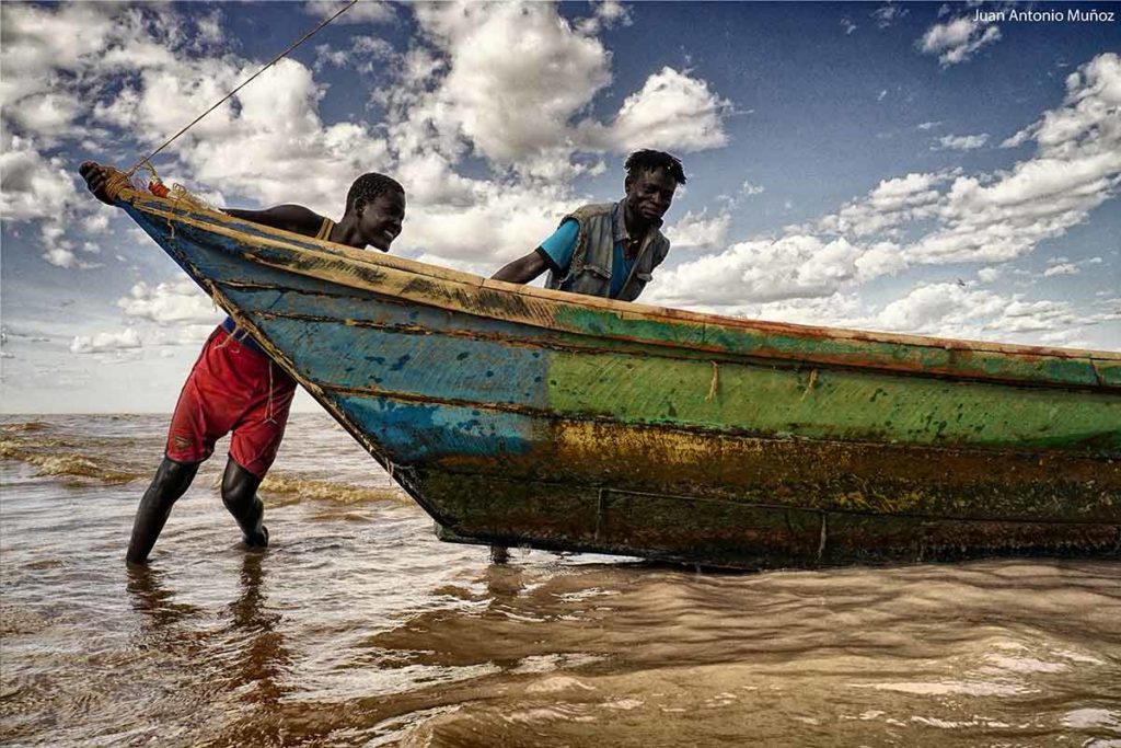 Saliendo a pescar al Turkana Kenia