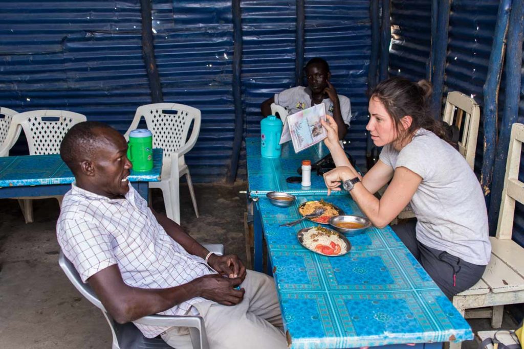Tatiana y Moses en restaurante Kakuma