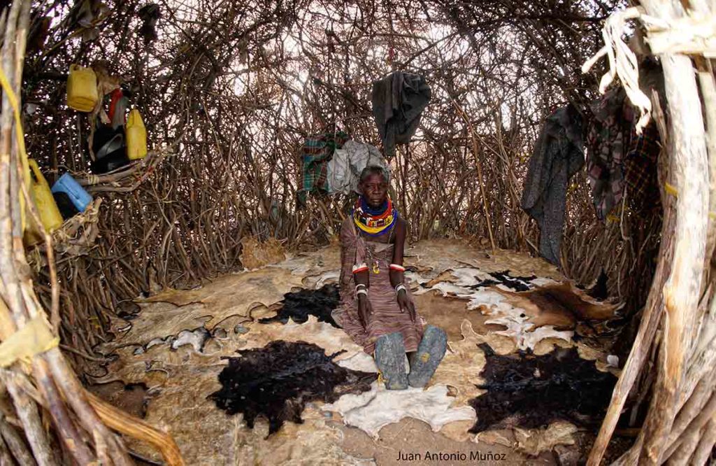 Turkana dentro de choza.Kenia