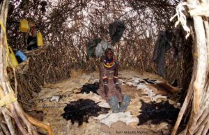 Turkana dentro de choza.Kenia