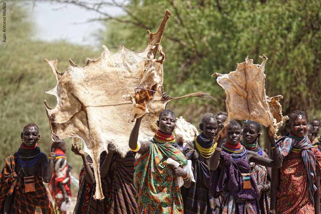 Turkanas con pieles Kenia