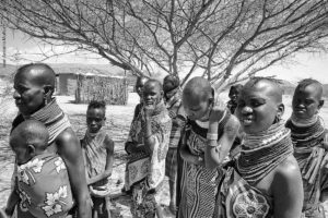 Turkanas en aldea Kenia