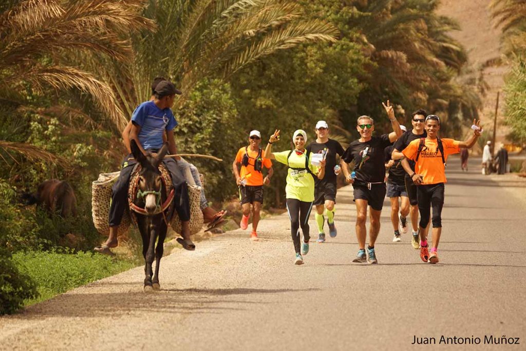 Carrera pasando por Agdz Marruecos