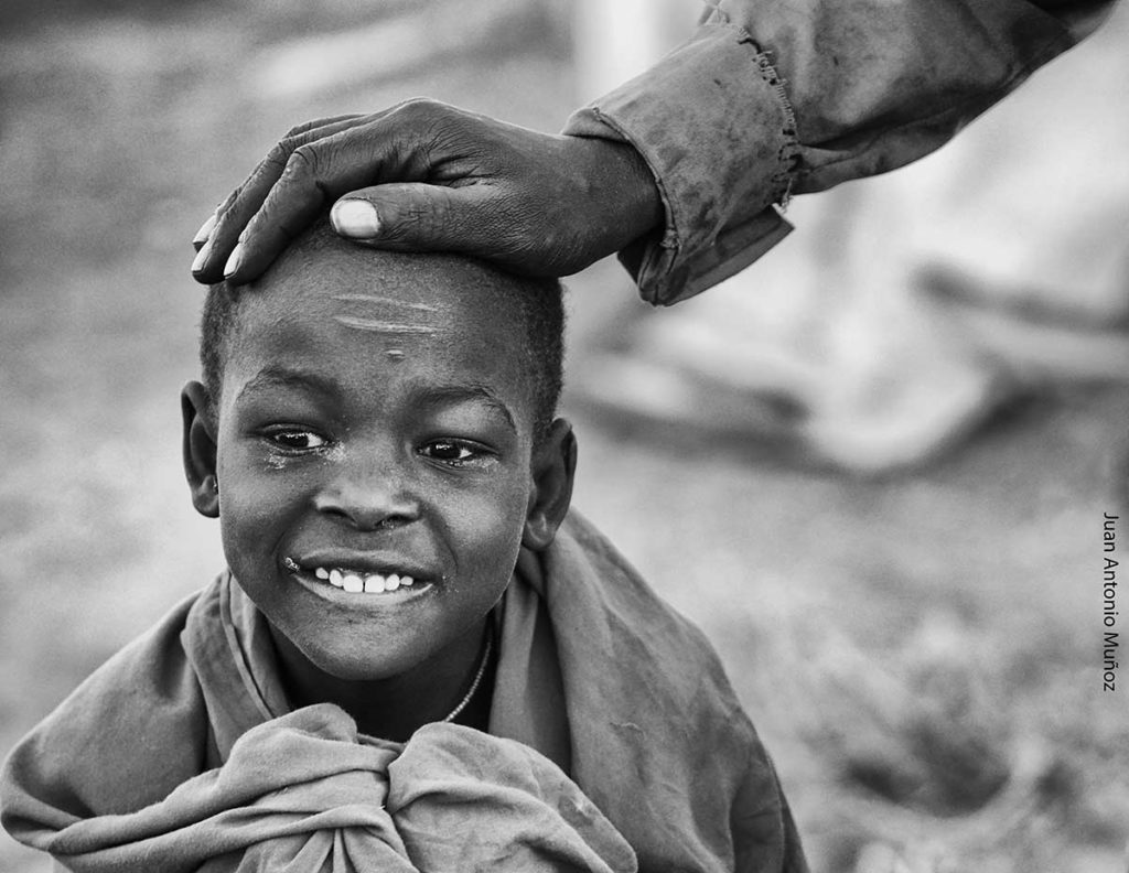 Niño turkana y abuelo Kenia