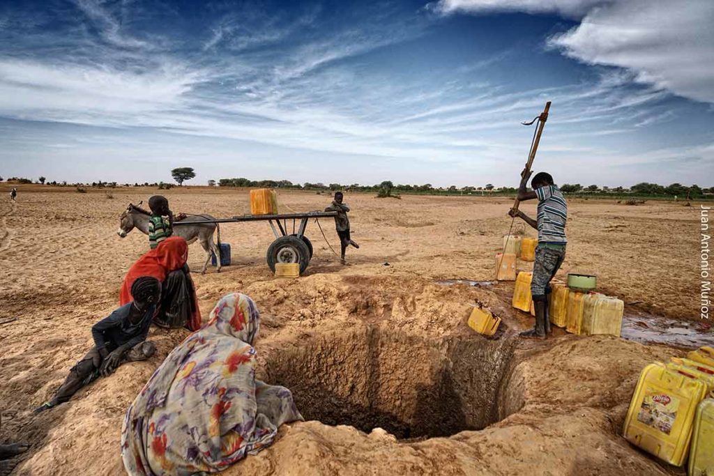 Rellenando bidones. Mauritania