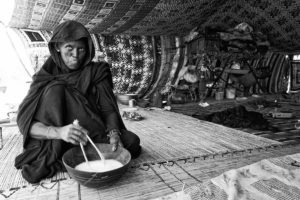 Mujer con cuenco leche. Mauritania