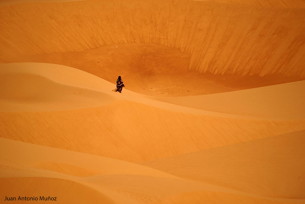 Caminando en la duna. Mauritania