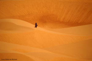 Caminando en la duna. Mauritania