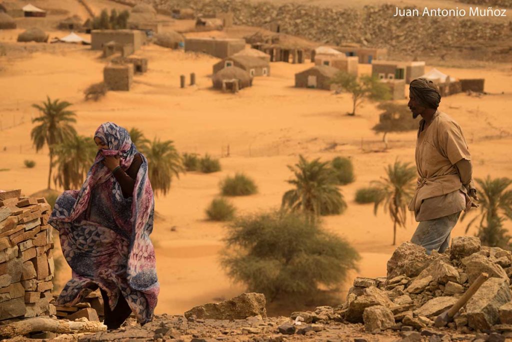 Mujer y hombre en aldea. Mauritania