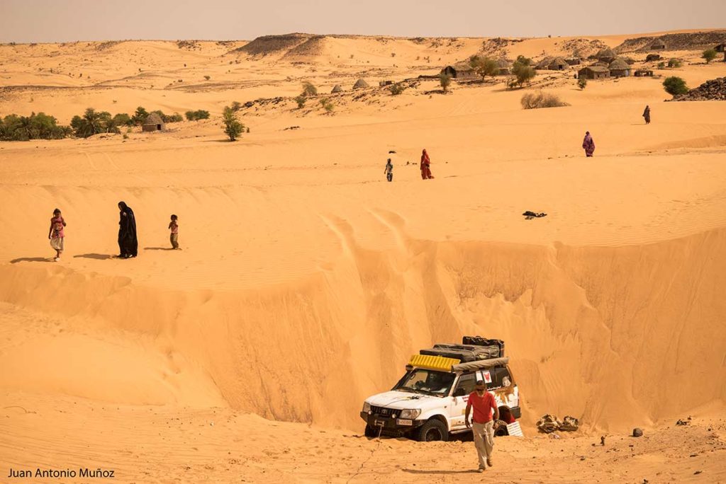 Atascados junto al pueblo. Mauritania