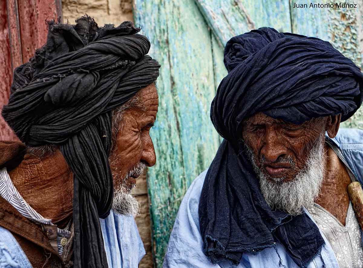 Ancianos en mercado Atar. Mauritania
