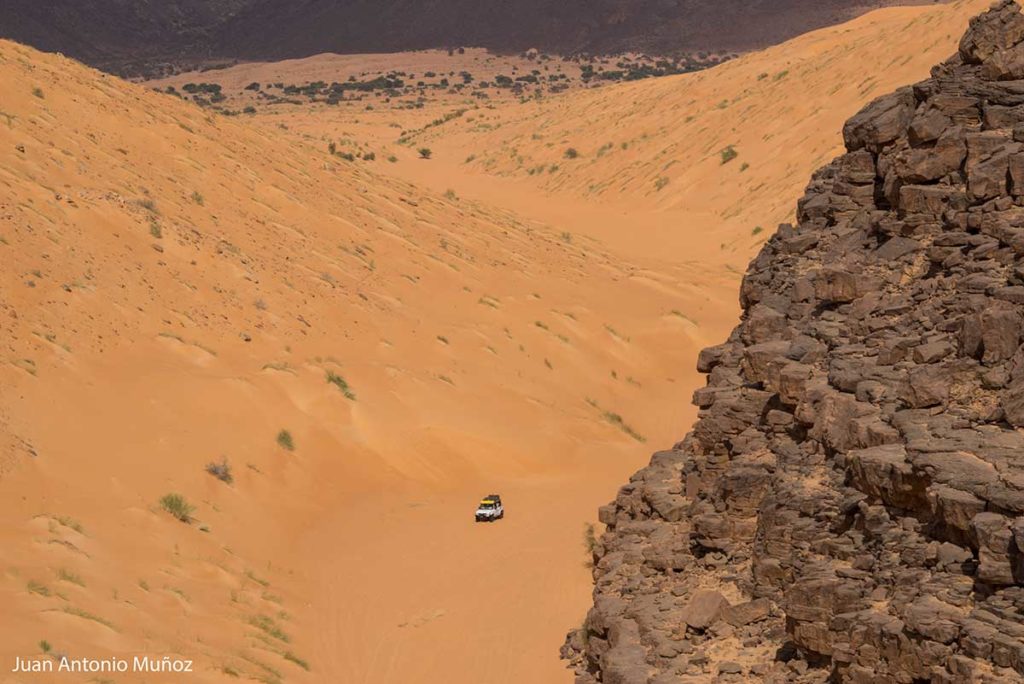 Coche en el cañón de arena. Mauritania