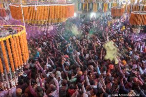 Holi en templo. India