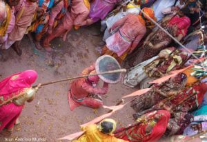 Mujeres con palos. India
