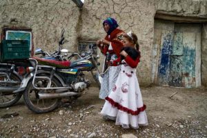 Madre e hija en mercado. Marruecos