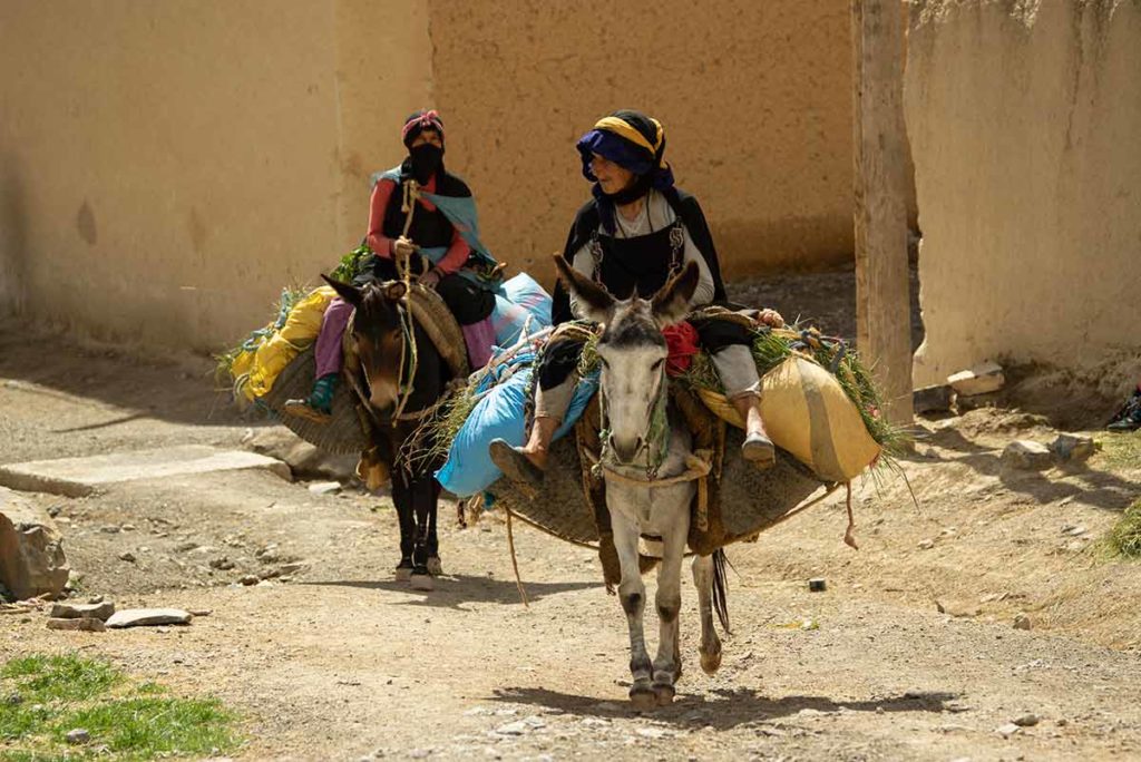 Mujeres bereberes a caballo. Marruecos