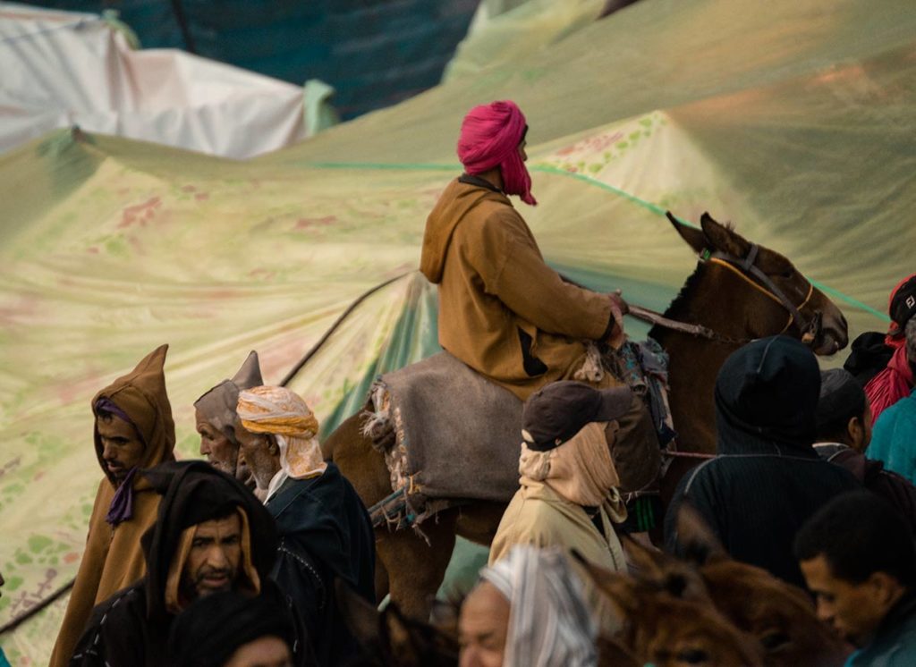 Cabalgando en el mercado. Marruecos