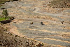 Nómadas cruzando río. Marruecos