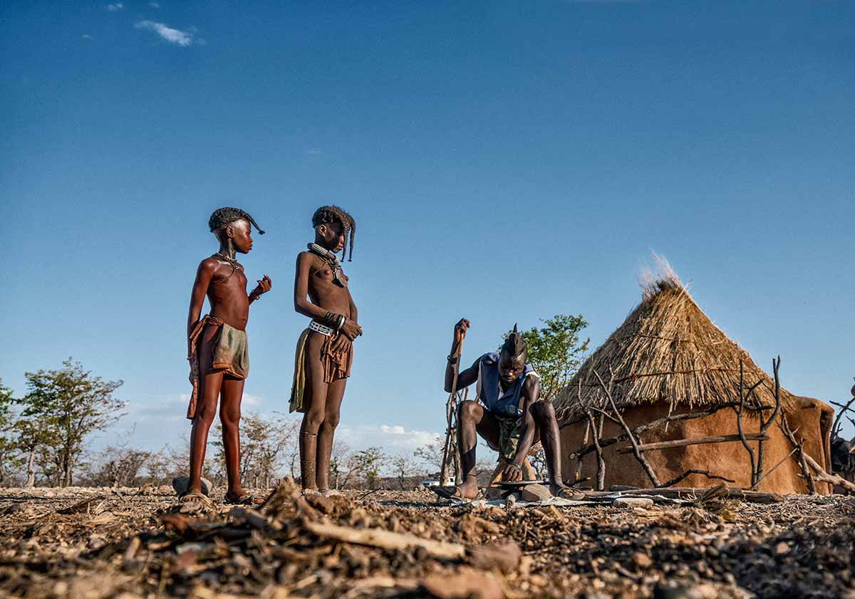 Himbas en choza. Namibia