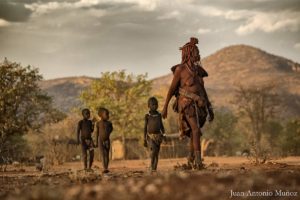 Himbas paseando. Namibia