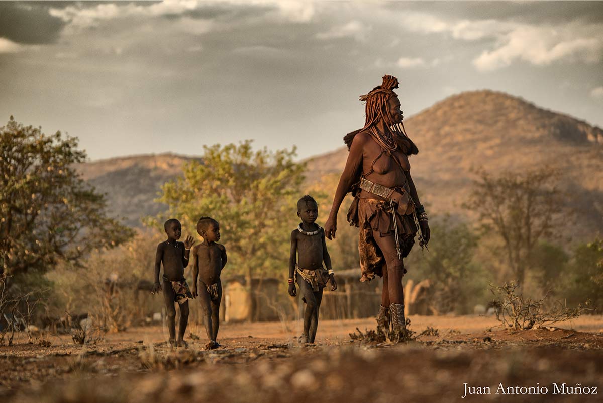 Himbas paseando. Namibia