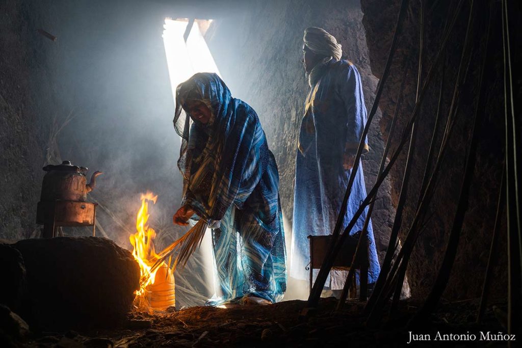 Preparando el fuego del té. Marruecos