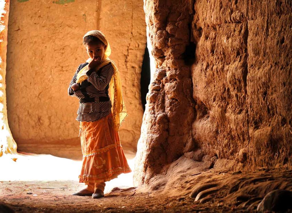 Niña en túnel. Marruecos