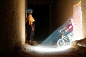 Niño bici Tamgroute. Marruecos