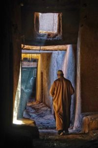 Señor en túnel del Draa. Marruecos