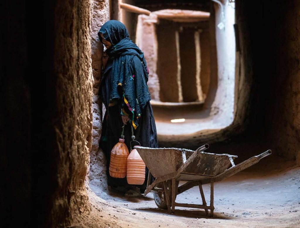 Señora y carretilla. Marruecos