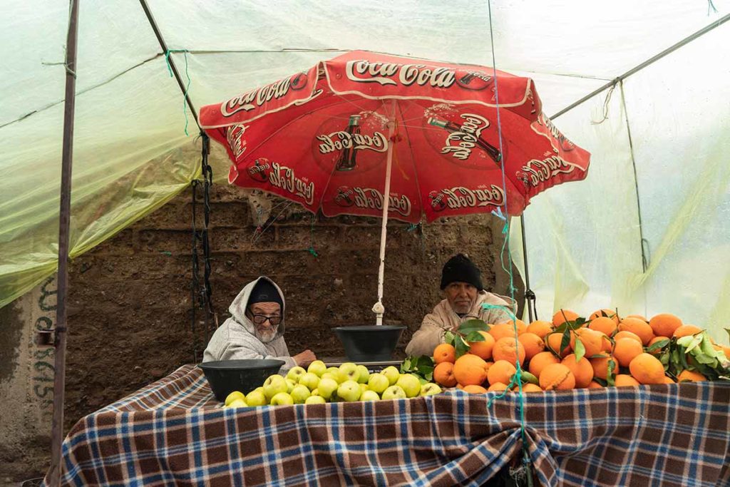 Miradas bajo la sombrilla. Marruecos