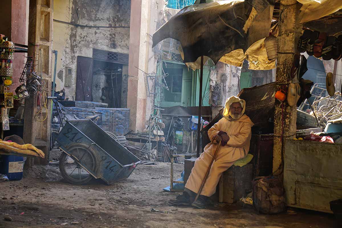 Sentado en el mercado. Marruecos