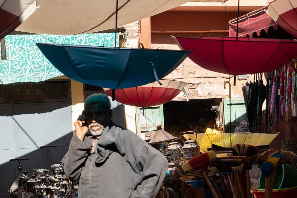 Paraguas en mercado. Marruecos