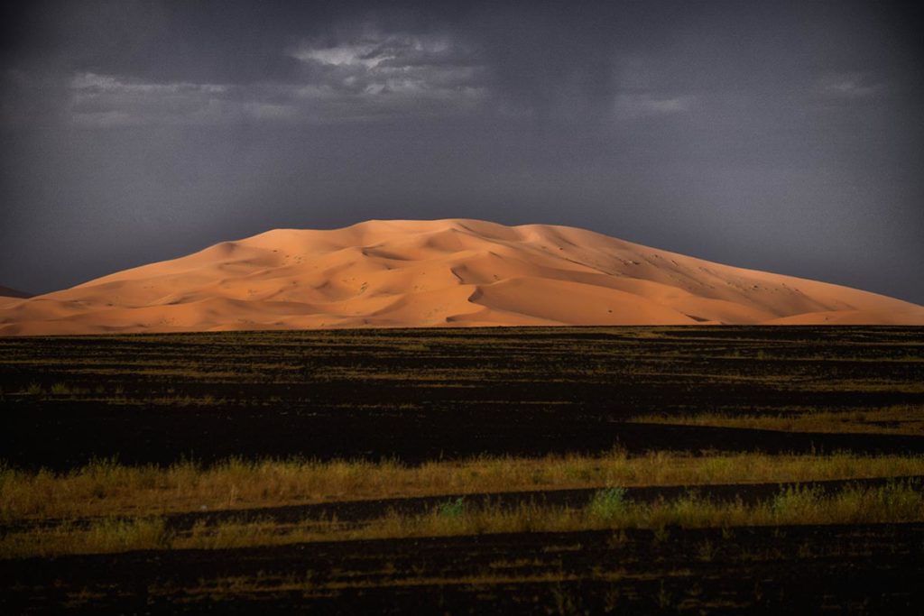 Duna en terreno negro. Marruecos