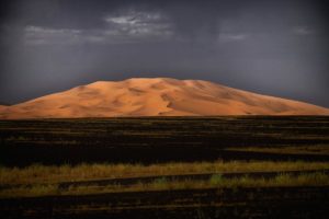 Duna en terreno negro. Marruecos