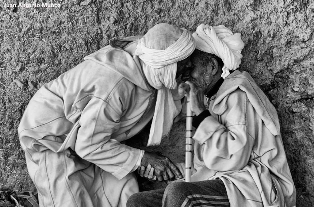 Ancianos hablando. Marruecos