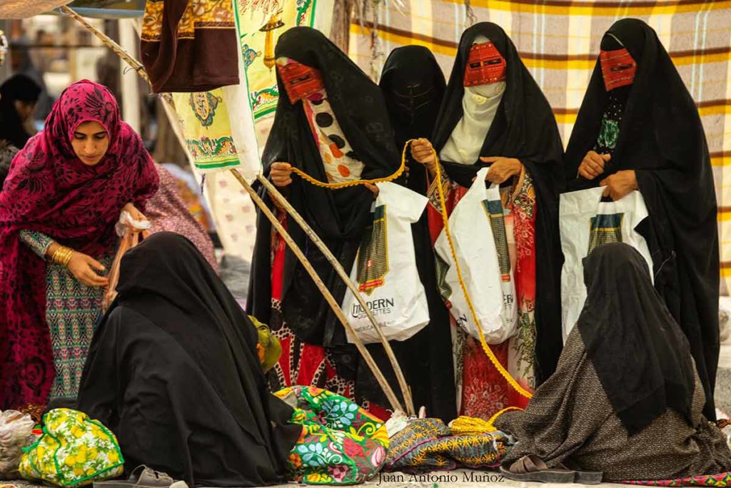 Enmascaradas en mercado. Irán