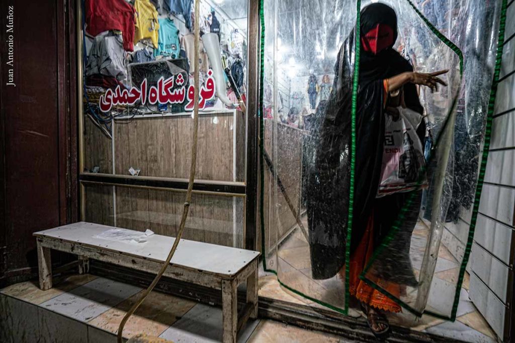 Mujer en tienda Minab. Irán