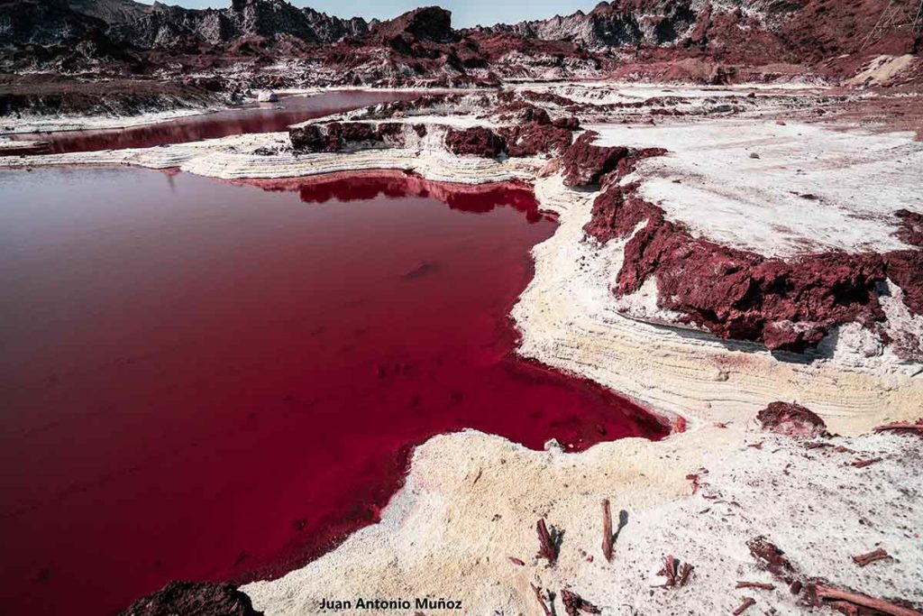 Lago rojo salado. Irán