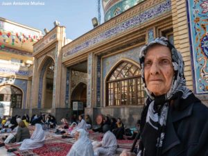 Mujer mezquita Tajrish. Teheran